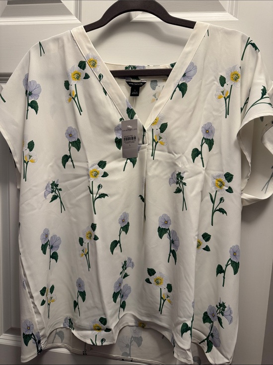 Ann Taylor Tops - Ann Taylor White V-Neck Floral Short Sleeve Blouse